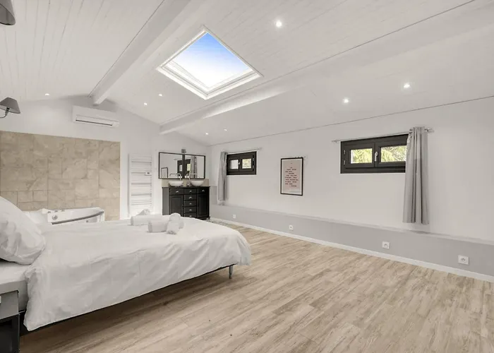 Rose - Padel - Piscine - Cinema & Poker Saint-Jory