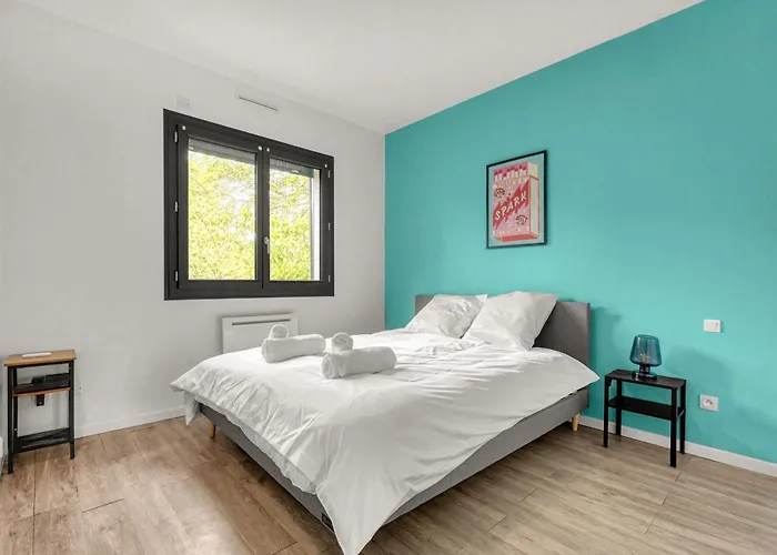 Rose - Padel - Piscine - Cinema & Poker *