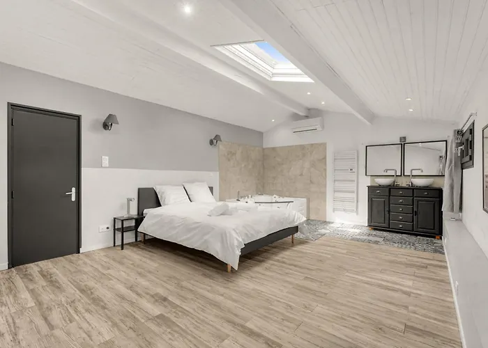 Rose - Padel - Piscine - Cinema & Poker Saint-Jory