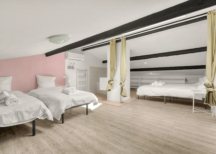 Rose - Padel - Piscine - Cinema & Poker