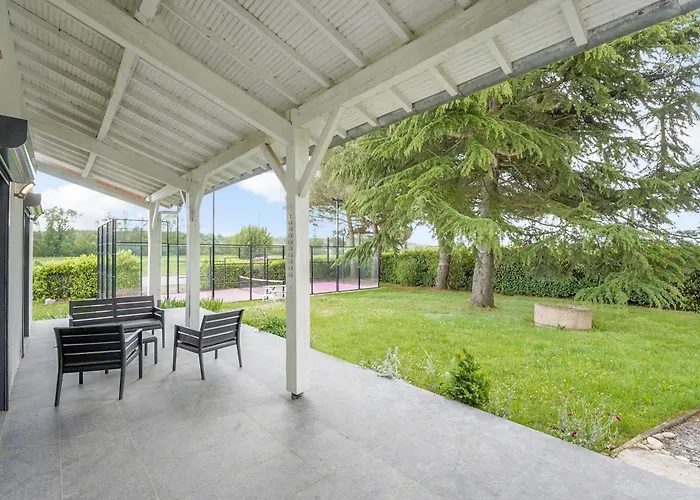 Rose - Padel - Piscine - Cinema & Poker